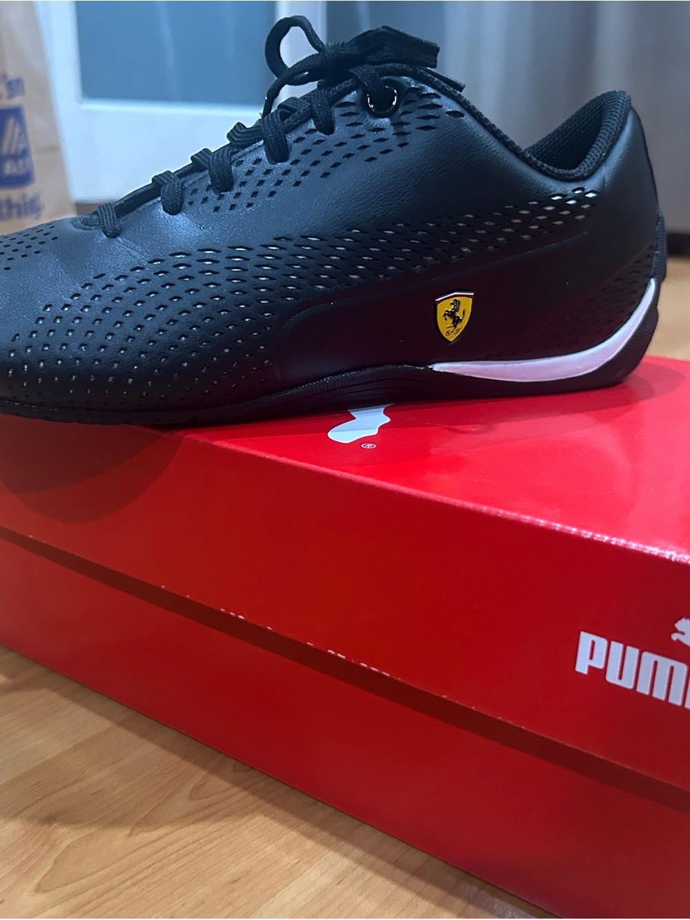 Puma Ferrari Drift CAT5 Ultra Sneaker, Black/white, 8.5 US, New w/box